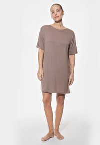 Robe marron à manches courtes en tissu doux, dotée d'une coupe ample et d'un col rond, tombant juste au-dessus des genoux.