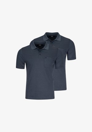 Zwei dunkelgraue Polohemden mit kurzen Ärmeln, Kragen, dreiknöpfiger Knopfleiste und Brusttaschen, übereinander auf weißem Hintergrund.