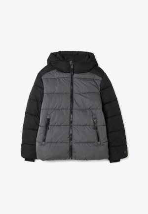 Pufferjack met een capuchon, gemaakt van stof in zwart en grijs tonen. Bevat gequiltte secties, ritszakken en een rits aan de voorkant.