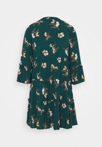 Vestito verde con maniche a tre quarti, motivo floreale e farfalle, design a strati, tessuto morbido, dettagli arricciati, vista posteriore mostrata.