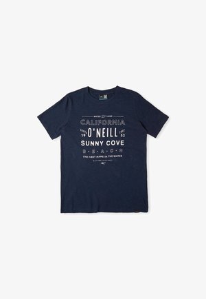 Camiseta de manga corta azul marino con texto en blanco: "California O'Neill Sunny Cove Beach Santa Cruz 1952" y pequeño logo de ola.