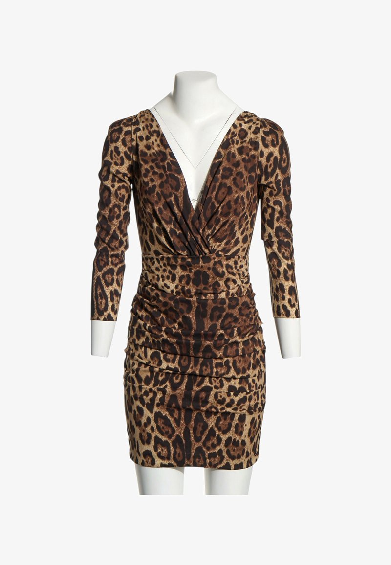 Robe courte à manches longues froncées avec un décolleté en V profond, imprimé léopard marron et noir sur un mannequin blanc.