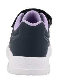 Spordijalatsid tume sinine pealispind, lilla krae ja Velcro rihm. Omab tekstuuriga valget tallat, millel on siksakipattern haardeks.