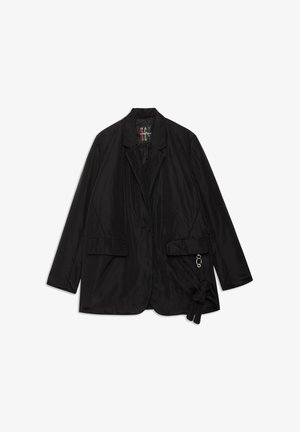 Schwarze Jacke aus glänzendem Stoff, mit einem Reverskragen, zwei Vordertaschen und einem seitlichen Akzent mit einem Knoten und metallischen Beschlägen.