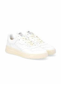 Sneakers bianchi in pelle con dettagli perforati, lacci piatti, una suola texturizzata color avorio e un colletto imbottito per il comfort.