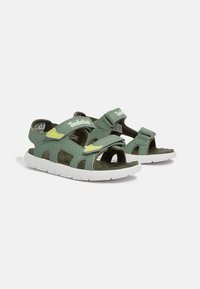 Groene synthetische sandalen met verstelbare riemen, open teen ontwerp en witte rubberen zool. Voorzien van Timberland-logo en gele accenten.