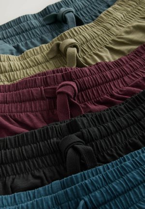 Fünf Shorts-Paare in verschiedenen Farben: Türkis, Oliv, Burgunderrot, Schwarz und Dunkelblau. Jede verfügt über einen elastischen Bund mit einem dekorativen Knoten.