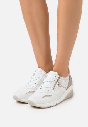 Sneakers zeppa in pelle bianca e camoscio con design traforato, chiusura con lacci e dettaglio con zip laterale. Accenti grigio chiaro e suola in gomma.