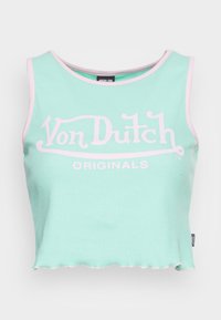Mintgrön kortad tanktop med ribbad textur, rosa kant och vit "Von Dutch Originals"-logotyp tryckt på framsidan. Sjöjungfruskärning i nederkant.