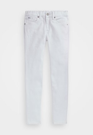 Hvide slim fit jeans med frontknap, bæltestropper, nitter og fem lommer, lagt fladt mod en hvid baggrund.