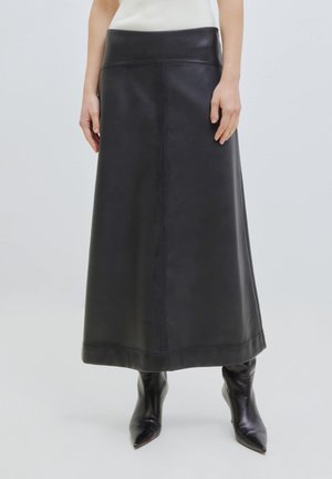 Zwarte leren lange rok met een gladde textuur, hoge taille en zichtbare naden; gecombineerd met puntige zwarte laarzen voor een elegante uitstraling.