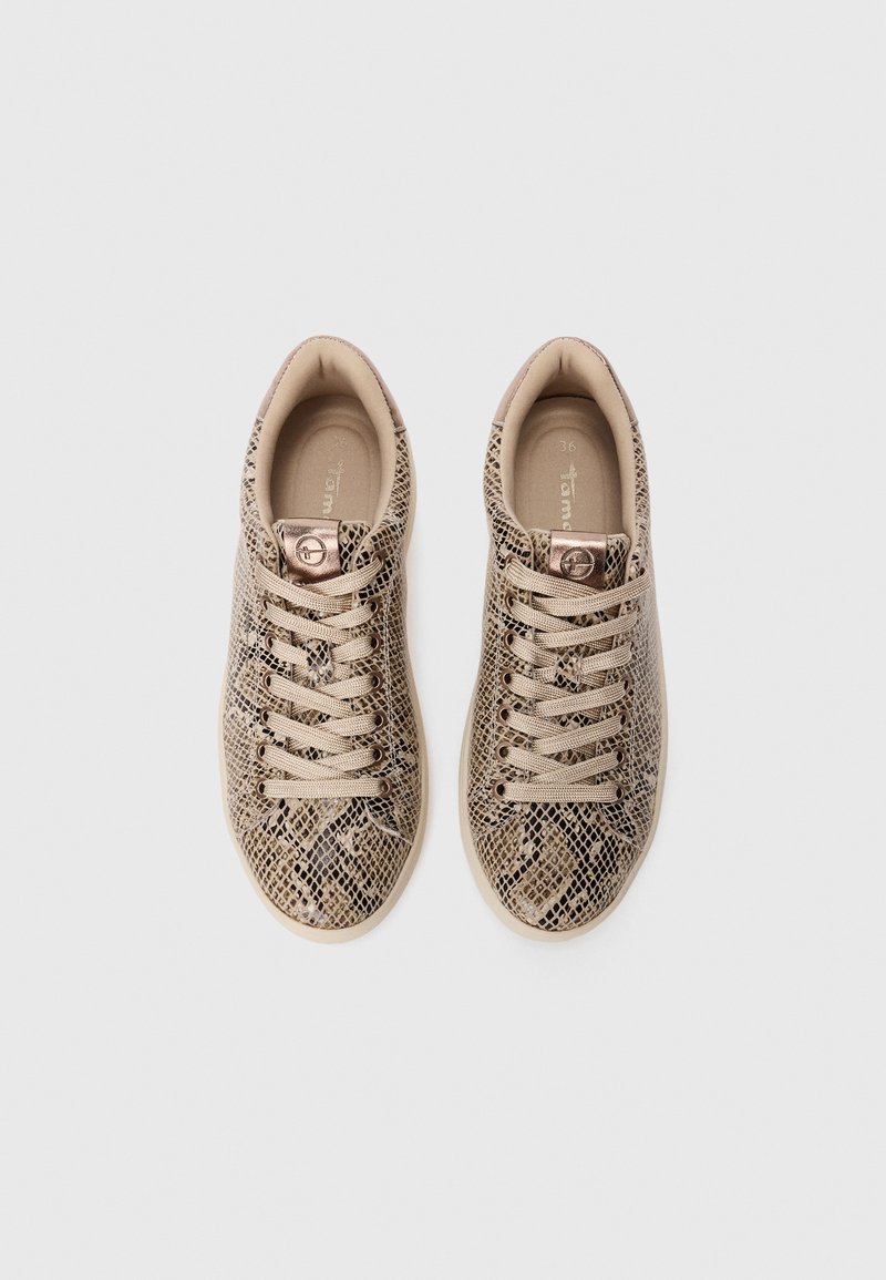Zapatillas de serpiente texturizadas en beige con detalles en bronce, con un diseño de cordones y suelas de goma. Talla 36 visible en el interior.