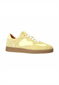 Gele suède sneaker met witte veters, getextureerde overlays en een bruine rubberen zool. Heeft een gebogen ontwerp en contrasterende accenten.