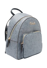 Zaino in ecopelle grigia con finiture dorate, caratterizzato da un motivo a rilievo testurizzato. Include una tasca frontale con zip e spallacci regolabili.