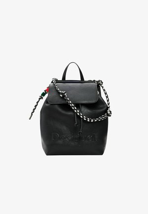 Zaino in pelle nera con patta frontale, coulisse intrecciata con perline rosse e verdi, e logo "Desigual" in rilievo sulla parte anteriore.