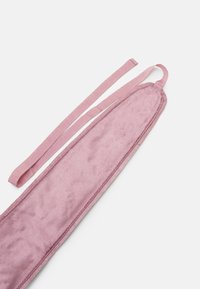 Rosa satin stof accessory med en glat tekstur, forlænget form og tynde stropper til fastgørelse øverst.