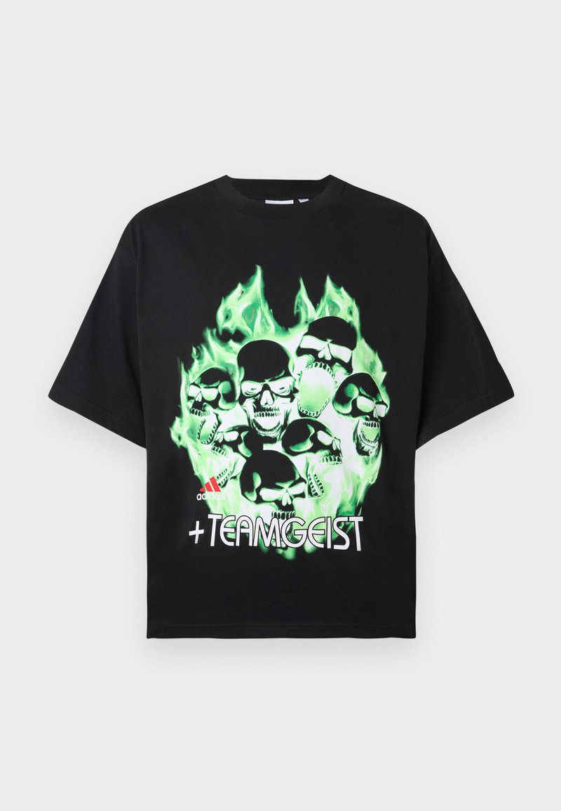 Camiseta negra de corte oversized hecha de algodón, con un gráfico de calavera verde con llamas y el texto "+TEAMGEIST" en blanco en el frontal.