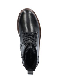 Zwarte leren enkellaarsjes met een afgeronde neus, vetersluiting en een bruine rubberen zool. Voorzien van een aantreklus en subtiele merkdetails op de tong.