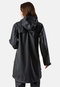 Schwarze wasserdichte Jacke mit Kapuze, aus glattem, glänzendem Material. Verfügt über einen lockeren Schnitt, lange Ärmel und eine Länge bis zur Mitte des Oberschenkels.