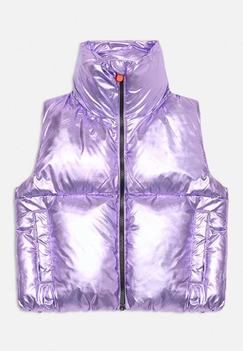 Gilet imbottito viola con colletto alto, finitura lucida, chiusura frontale con zip e due tasche laterali. Presenta sezioni trapuntate per l'isolamento.