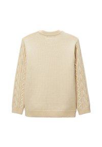 Pull couleur crème avec une structure simple, présentant des motifs en maille torsadée sur les manches et des poignets et ourlet côtelés. Texture douce dans l'ensemble.