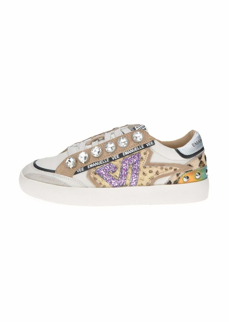Le sneakers presentano una tomaia in pelle color crema e beige, decorata con strass, glitter viola e un accento multicolore di borchie sul tallone.