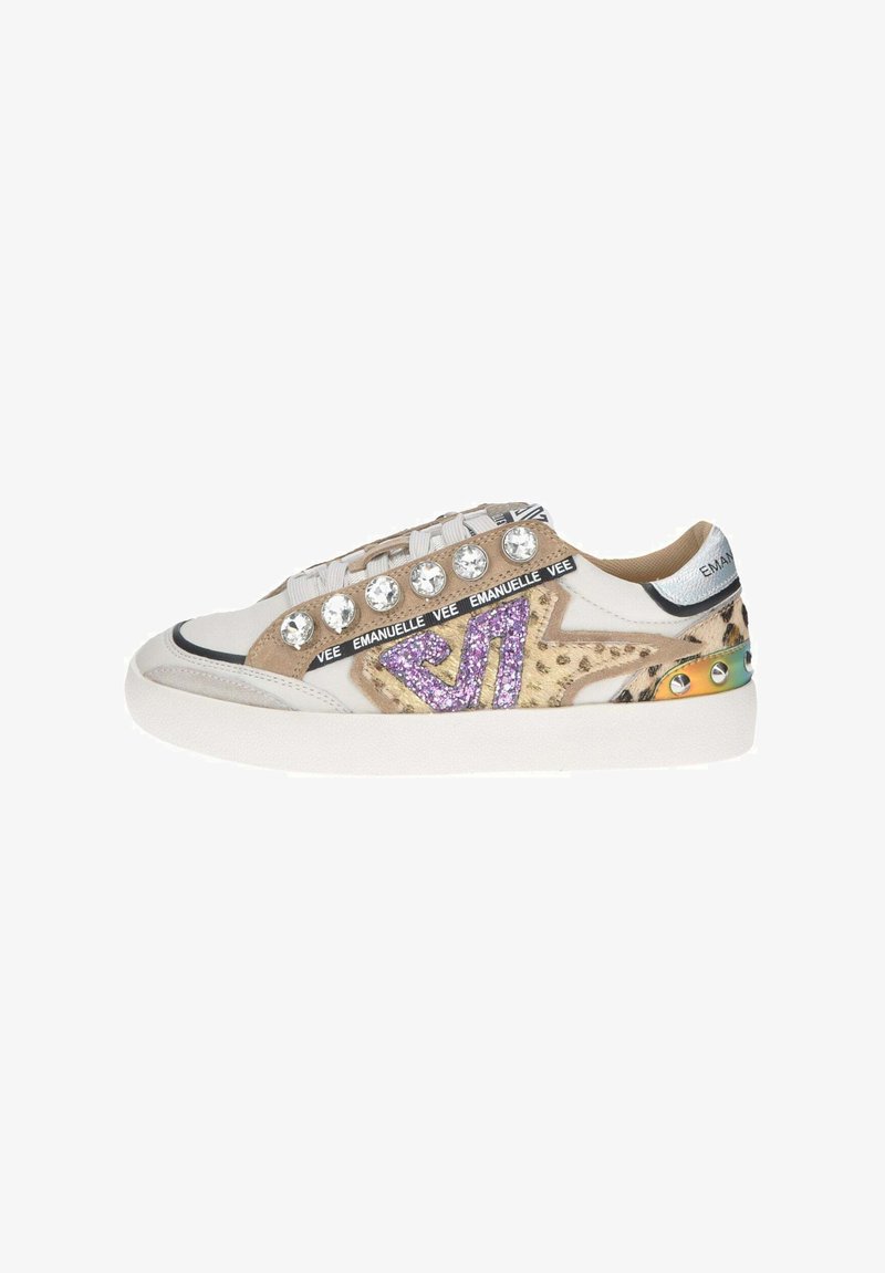 Le sneakers presentano una tomaia in pelle color crema e beige, decorata con strass, glitter viola e un accento multicolore di borchie sul tallone.
