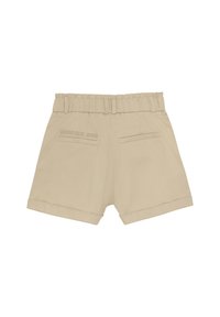 Beige shorts med elastisk midjeband, som har två bakfickor och en rullad fåll. Slät textur med subtil märkning på baksidan.