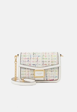 Sac bandoulière en tweed texturé multicolore, avec des accents en cuir blanc, une quincaillerie dorée et un détail de fermoir à l'avant.