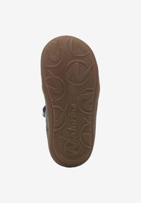 Hnědá gumová podrážka obuvi s vlnkovým vzorem a vyraženým logem. Zaoblený tvar s texturovaným povrchem pro lepší přilnavost. Velikost 20 uvedena.