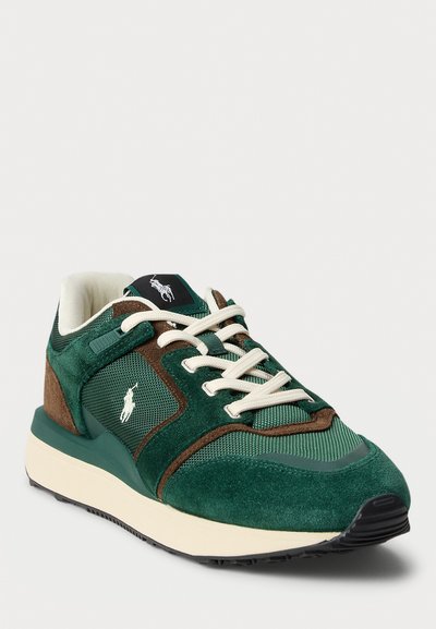 Adidași verzi și maro din suede și plasă, cu șireturi albe, o talpă intermediară crem și un patch negru cu un emblemă de cal.