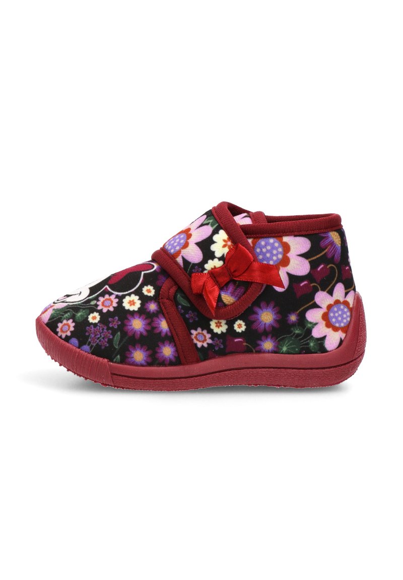 Zapatilla negra con estampado floral y acentos rojos, que cuenta con un lazo en el lateral y suela flexible de goma. Parte superior de tela suave.