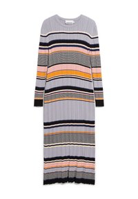 Ribbad klänning med lång ärm som har horisontella ränder i grått, svart, rosa, orange och blått. Slutet är fransat för extra textur.