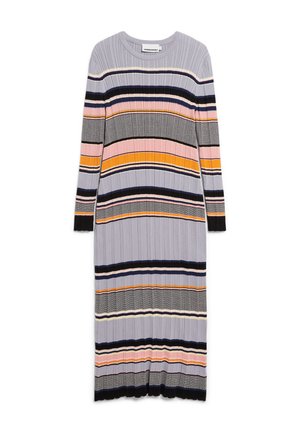 Rippentikett, langärmliges Kleid mit horizontalen Streifen in Grau, Schwarz, Pink, Orange und Blau. Der Saum ist gefranst, um zusätzliche Textur zu bieten.
