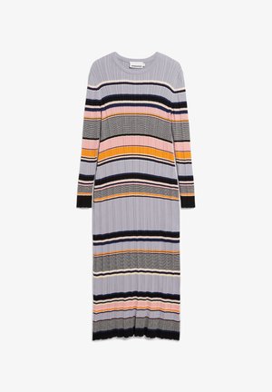 Rippentikett, langärmliges Kleid mit horizontalen Streifen in Grau, Schwarz, Pink, Orange und Blau. Der Saum ist gefranst, um zusätzliche Textur zu bieten.