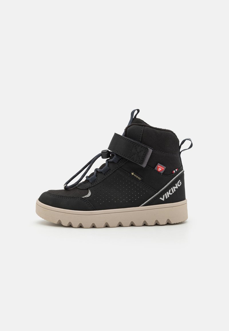 Baskets montantes noires avec une tige en mesh et en suede, dotées d'une sangle à crochets et d'uneç de lacets élastiques, ainsi qu'une semelle à motifs pour une traction optimale.