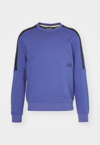 Felpa viola a girocollo con nastro marchiato nero sulle spalle e piccolo logo EA7 Emporio Armani sul lato sinistro del petto.