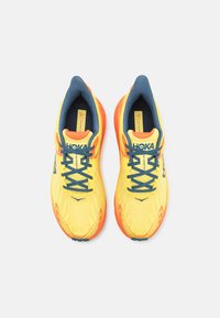 HOKA CHALLENGER 7 - Běžecké boty do terénu - lemonade/squash