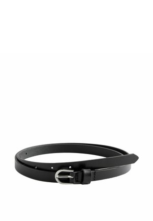 Čierny úzky kožený opasok so striebornou kovovou prackou, stočený na bielom pozadí.