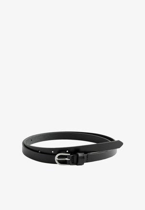 Curea subțire neagră din piele cu cataramă metalică argintie, rulată pe un fundal alb.