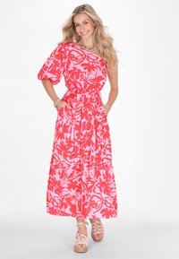 Rochie maxi cu imprimeu floral roșu și roz, cu un singur umăr, talie elastică și buzunare; țesătură texturată și tiv în straturi.