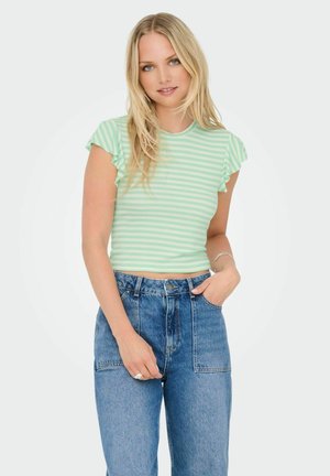Crop top a righe verde menta con maniche arricciate, abbinato a jeans in denim azzurro a vita alta. Tessuto morbido, design casual.