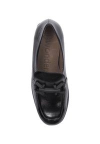 Zapato de cuero negro con una textura suave, punta redondeada y un detalle decorativo negro en la parte frontal. El interior presenta el logo de la marca.