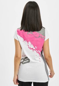 Dangerous DNGRS ANGER  - Apdrukāts T-krekls - white