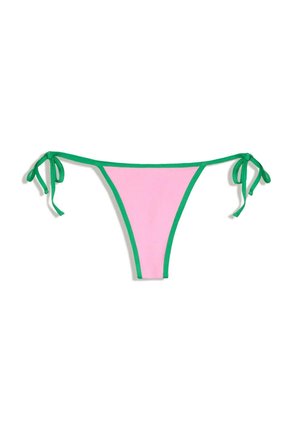 Vaaleanpunaiset bikinit, joissa vihreät reunukset ja sivusolmuket valkoisella taustalla.