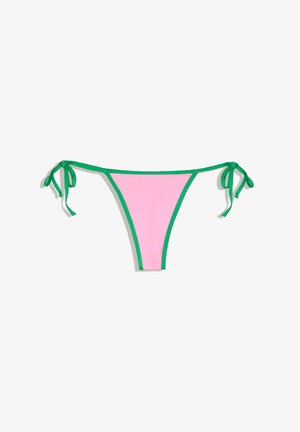 Pinkfarbener Bikini-Slip mit grünem Besatz und seitlichen Bindebändern vor weißem Hintergrund.