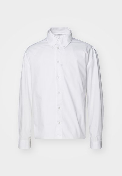 Valge pikatoimeline nööpidega särk, mis on valmistatud puuvillast. Omab klassikalist kraed, esist nööpide sulgemist ja rullatud varrukate sujuvat tekstuuri.