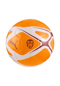 Oranje voetbal met witte en kastanjebruine accenten, met een merklogo en een gestructureerd oppervlak. Ontworpen met een klassiek hexagonaal patroon.