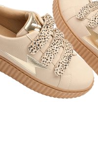 Sneakers beige con suola in gomma, caratterizzati da accenti dorati, lacci con stampa leopardata e una superficie liscia nella parte superiore.