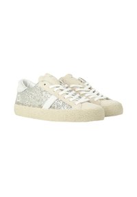 Sneakers bianchi con accenti di glitter argento e una suola beige texturizzata. Presentano una striscia bianca e un colletto morbido sul tallone.